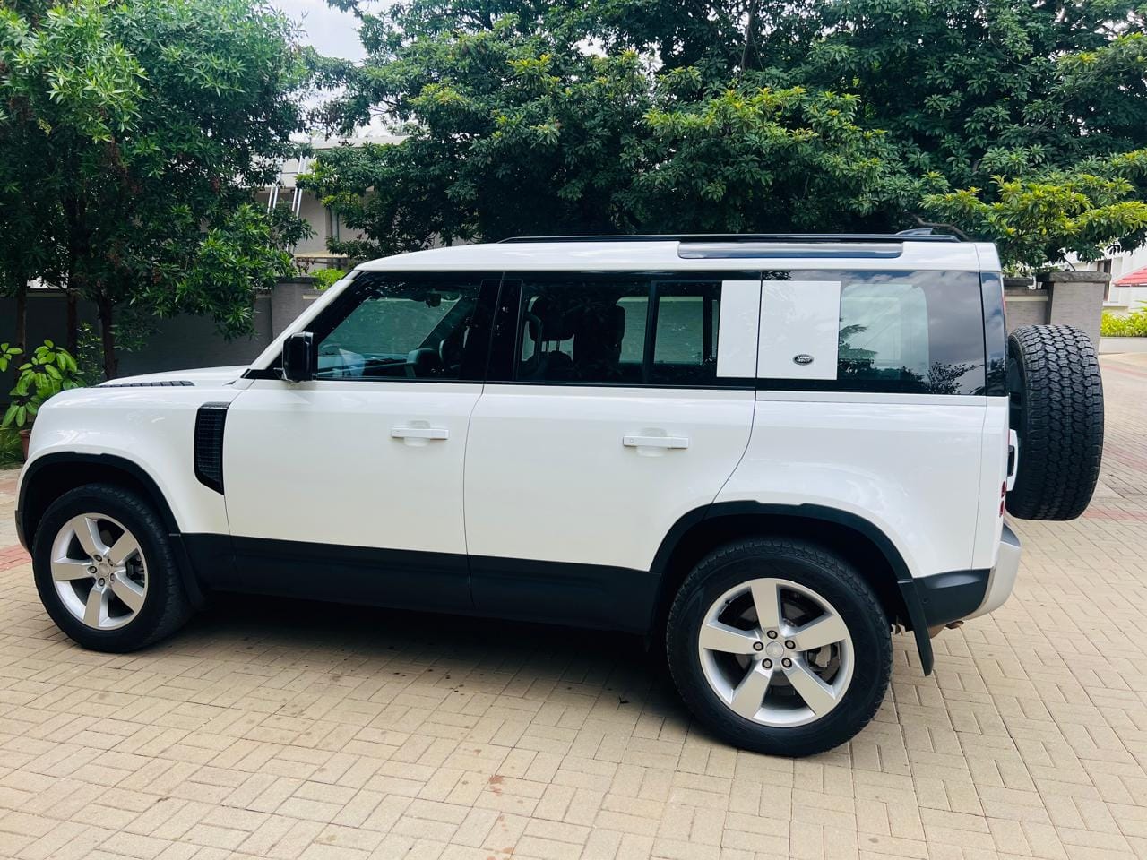 Defendrr Range RANGE ROVER DEFENDER 2.0L HSE PETROL 110 PS – Kamath Ventures